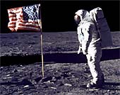 Kosmonaut na Měsíci s vlajkou