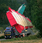 Křídlo Airbusu A380 na kamionu