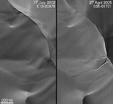 Hřeben na Marsu s roklí, starší snímek vlevo, novější vpravo