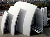 Moderní kostel se samočisticím povrchem