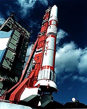 Raketa M-5 na startovací rampě