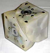 Krychlová základní stavební jednotka samoreplikujícího se robota