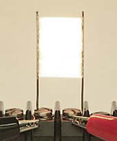 Nanotrubková fólie napnutá mezi dvěmi svislými elektrodami zářící jako žárovka